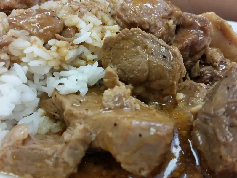 Adobo filipino com frango ou carne de porco