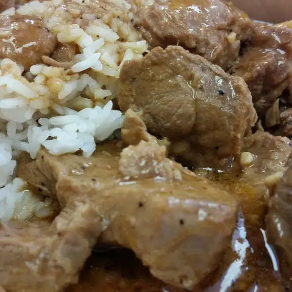 Philippijns adobo, met kip of varkensvlees