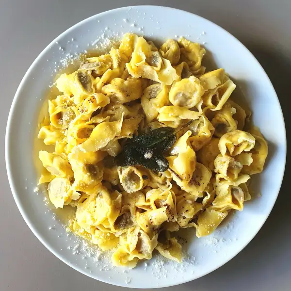 Agnolini met Mantovani-pasta en Lombardische bouillon