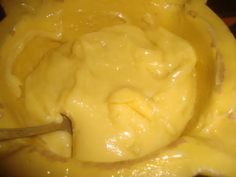 Aïoli catalão, feito no pilão, sem ovo.