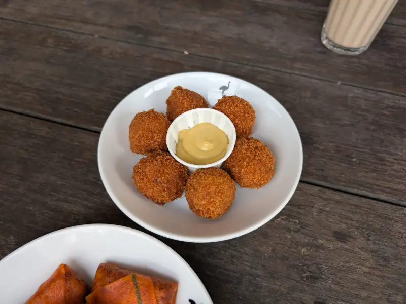 Bitterballen, croquetas de ternera al estilo holandés