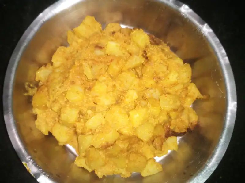 Aloo posto, batatas com ervilha