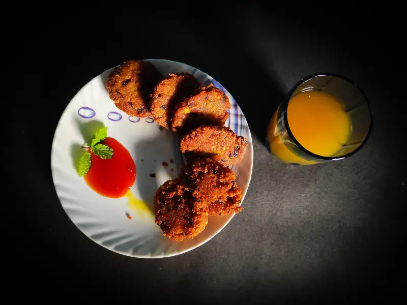 Aloo tikki bengalis com pimenta verde