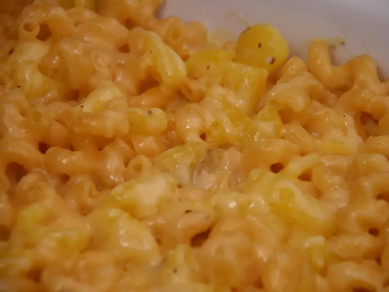 Älplermagronen: um prato típico austríaco com macarrão e queijo, originário dos Alpes suíços.