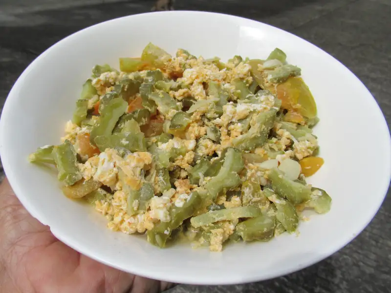 Ampalaya refogado com carne de porco, camarões e ovo