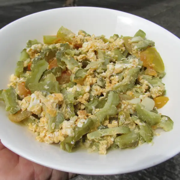Ampalaya sauté au porc, crevettes et œuf