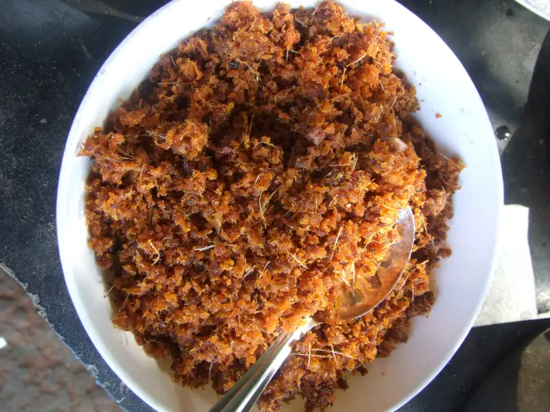 Anchovas secas, desfiadas e temperadas com coco