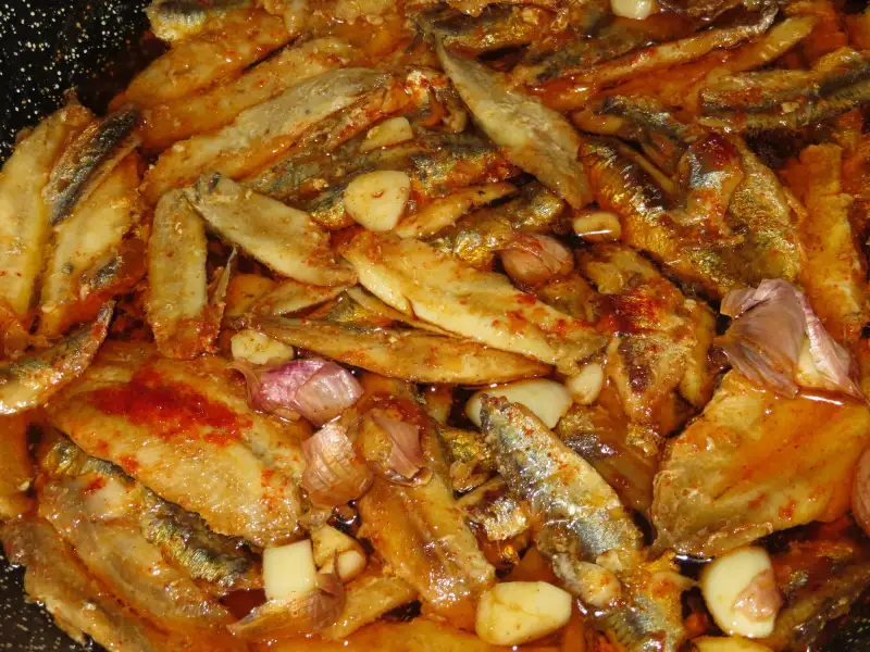 Anchovas em conserva, anchovas fritas marinadas em azeite e especiarias