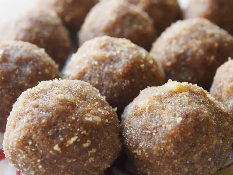 Ariyunda, bolinhos de arroz grelhados com coco e açúcar de palma