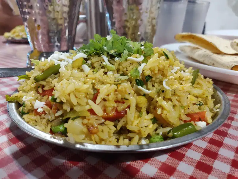 Arroz basmati temperado, com especiarias, cebolas fritas, amêndoas e passas.