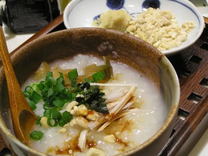 Congee, un plato tradicional chino a base de arroz.