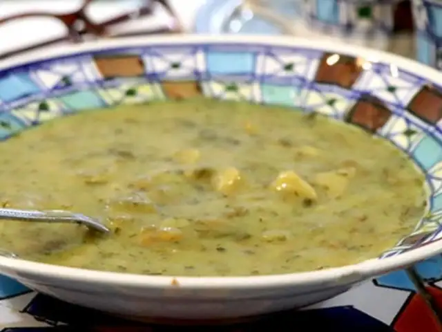 Sopa de Yazd, com ervas, beterrabas e lentilhas