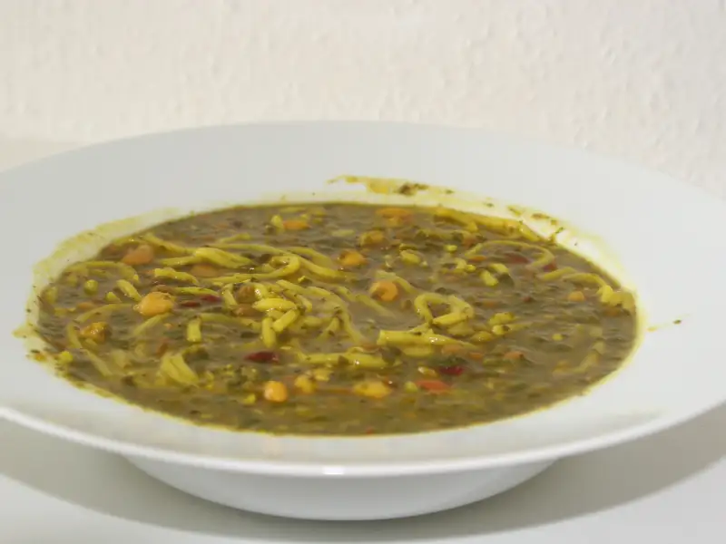 Ash reshteh, sopa persa com macarrão oriental, ervas e leguminosas.