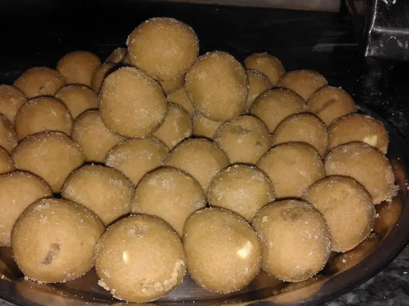 Atta laddu, bolinhas feitas com farinha integral, ghee e frutas secas.