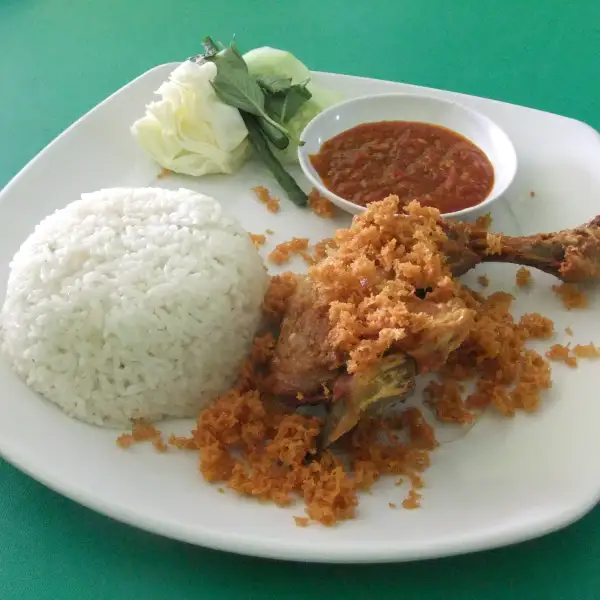 Ayam goreng indonésien au poulet frit mariné