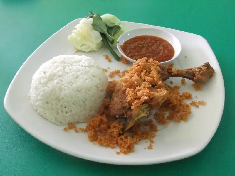 Frango frito indonésio, com frango frito marinado.