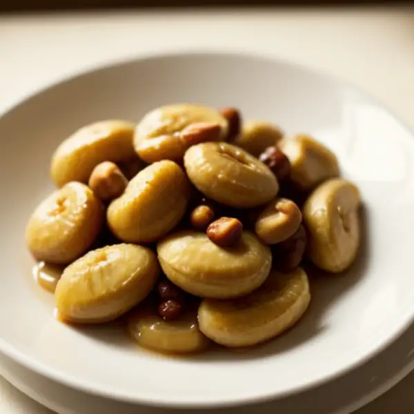 Gekochte Bananen mit Ghee, Cashewnüssen und Trauben