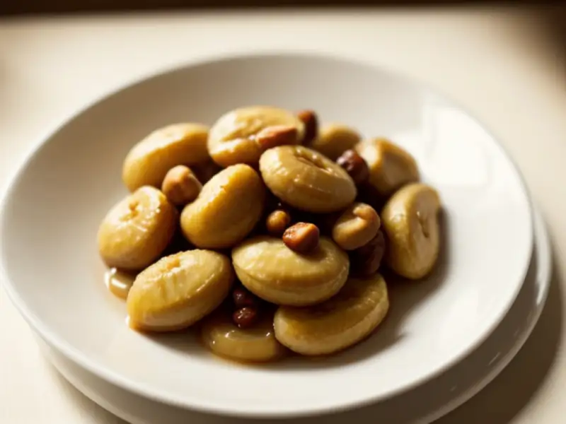 Bananas salteadas no ghee com castanha-de-caju e passas