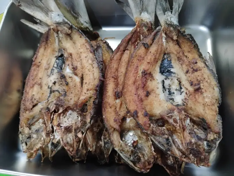 Peixe bangus marinado em alho e vinagre