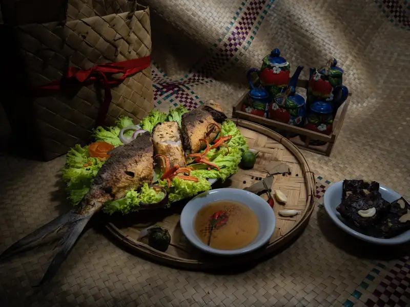 Peixe bangus recheado com presunto e uvas
