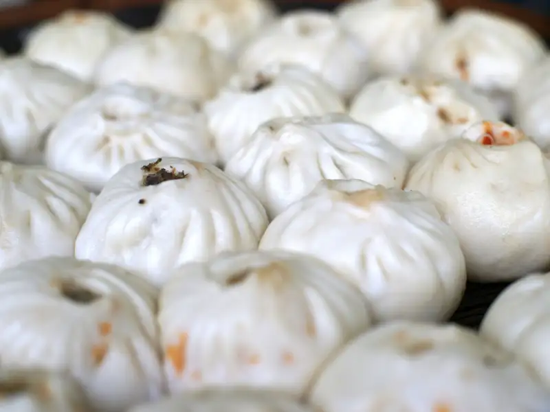 Baozi, pães chineses recheados, tipo “brioche”, cozidos no vapor