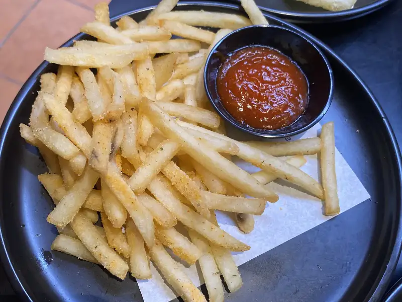 Batatas fritas caseiras, crocantes