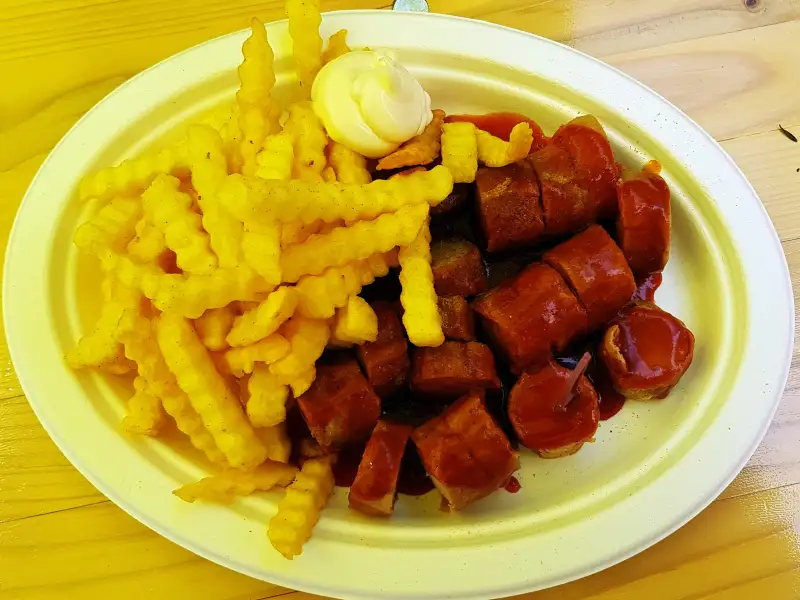 Berlińska currywurst, kiełbaski w sosie curry