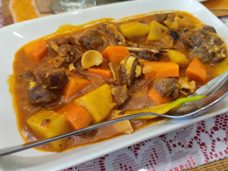 Philippijns rundvleesgerecht, tomatensaus
