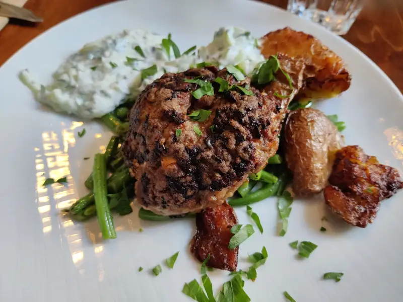 Bifteques, albóndigas de carne a la parrilla, estilo griego.