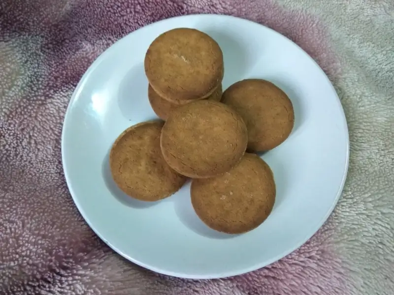 Pequenos biscoitos de merengue com coco