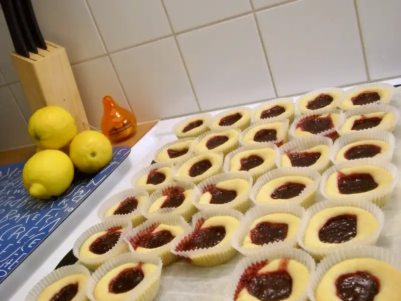 Biscoitos com geleia de framboesa