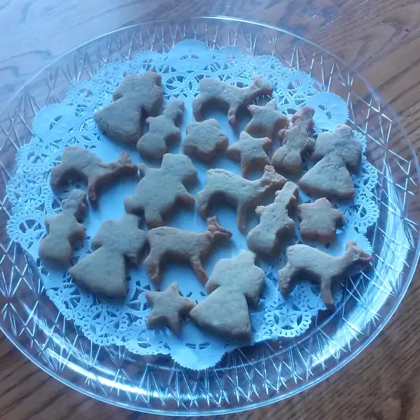 Weihnachtsgebäck mit Zimt und Mandeln