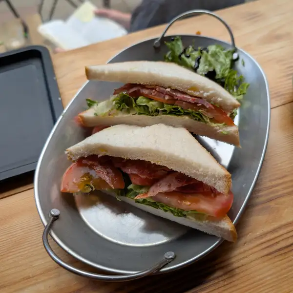 BLT sandwich with crispy bacon