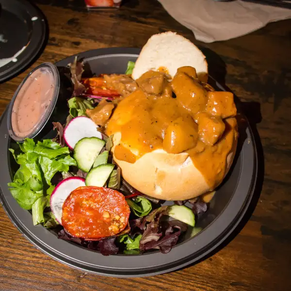 Carne com cerveja Guinness e passas