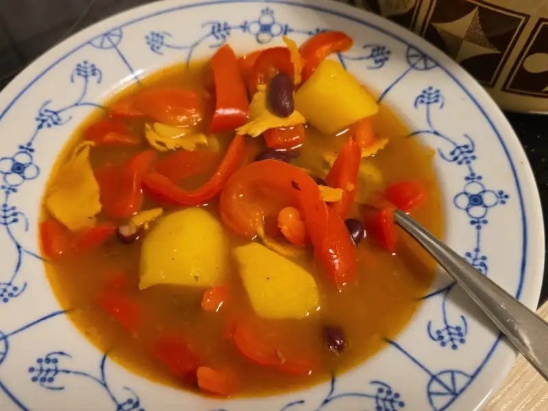 Deutsche Suppe mit weißen Bohnen und Speck