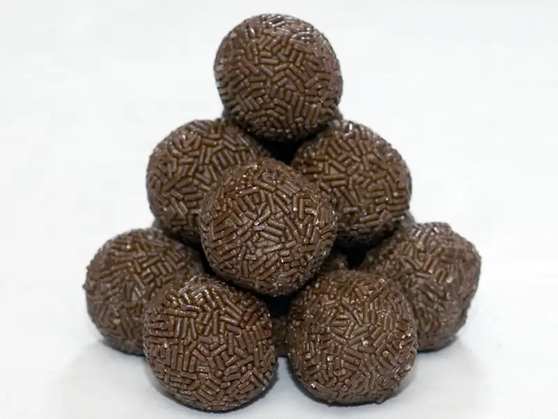 Bolas de ron y avellanas