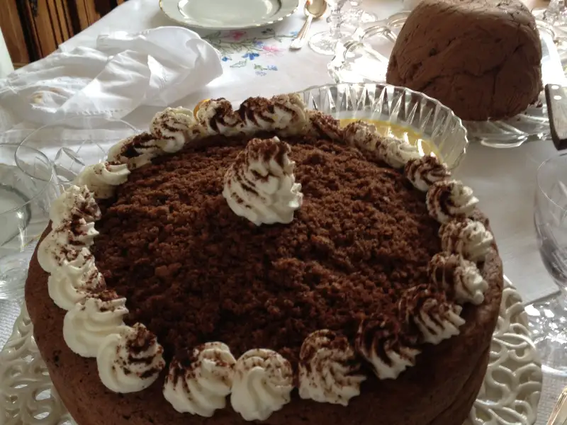 Bolo de chocolate amargo, amêndoas e avelãs