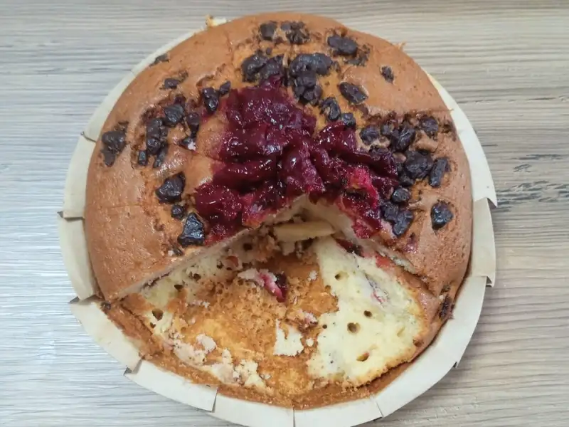 Bolo turco com frutas secas, amêndoas e chocolate