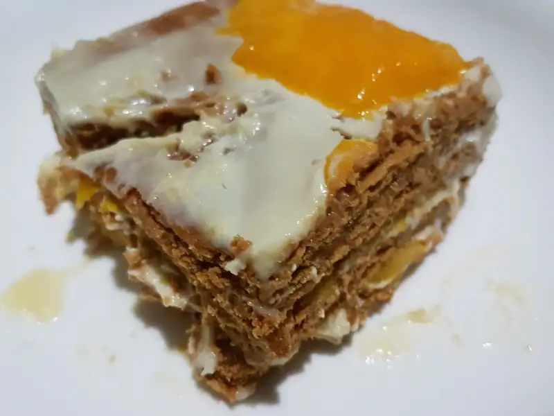 Bolo cremoso de frutas e gelatina incolor