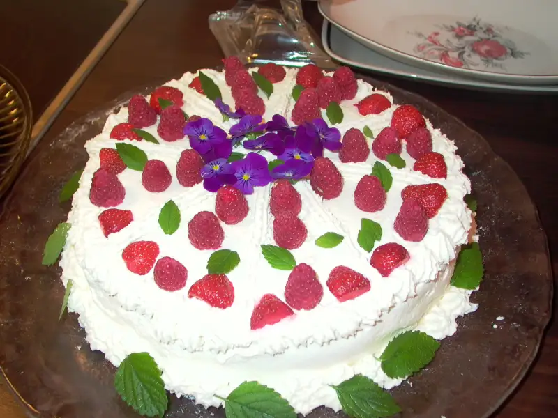 Bolo úmido, um tipo de bolo norueguês à base de creme e frutas.