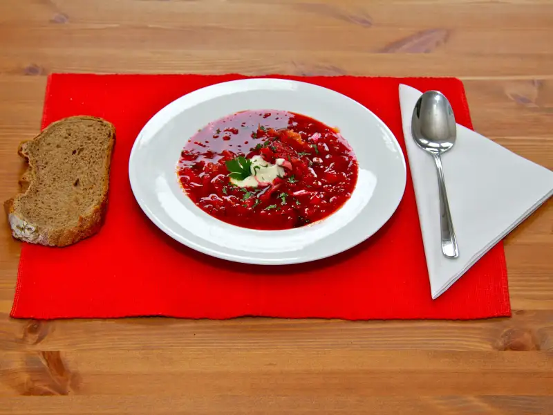 Sopa de bife, repolho e beterraba, com endro e creme azedo