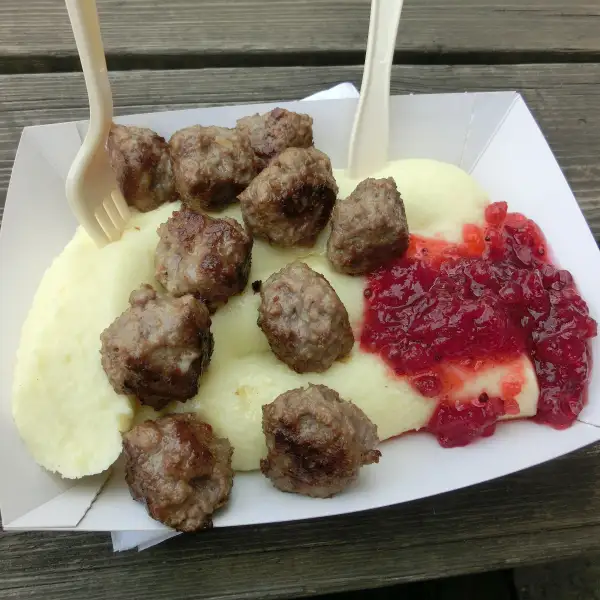 Schwedische Fleischbällchen mit Blaubeeren