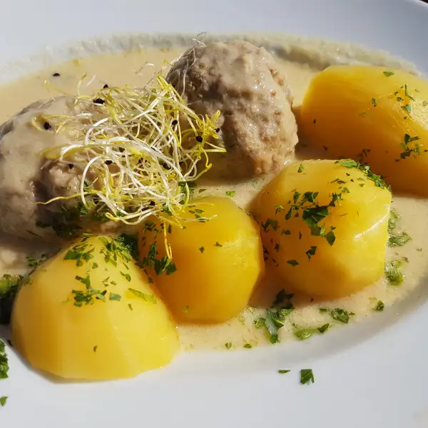 Boulettes de viande de Königsberg, sauce aux câpres