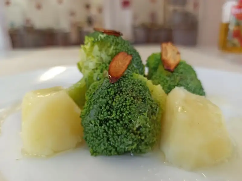 Brócolis com batatas e alho