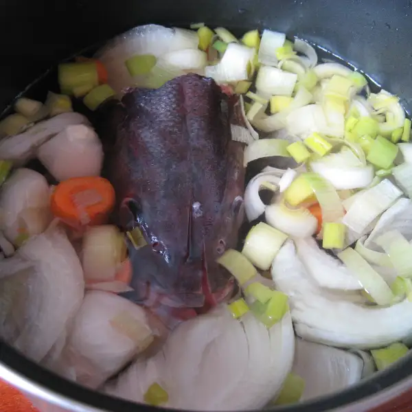 Brodo di pesce leggero con vino bianco