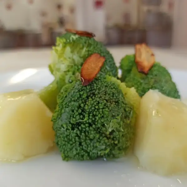 Brokkoli mit Erdäpfeln und Knoblauch