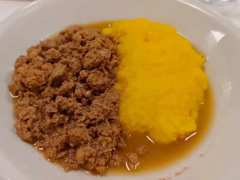 Bruscitti: carne de boi lombarda refogada com vinho tinto