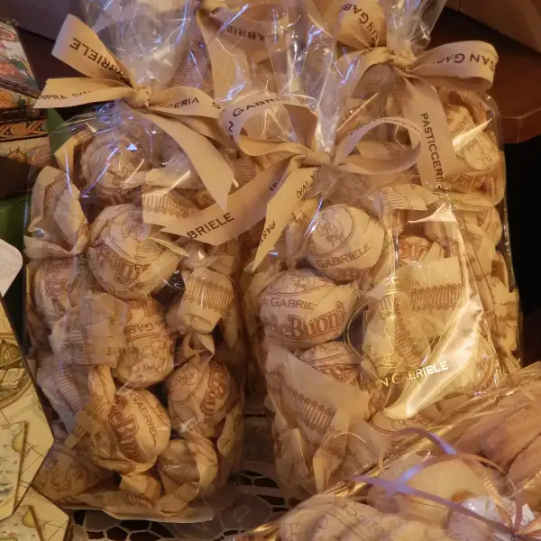 Brutti ma buoni : petits gâteaux aux amandes et noisettes