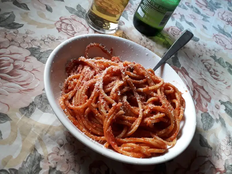 Bucatini, las pastas romanas con agujeros