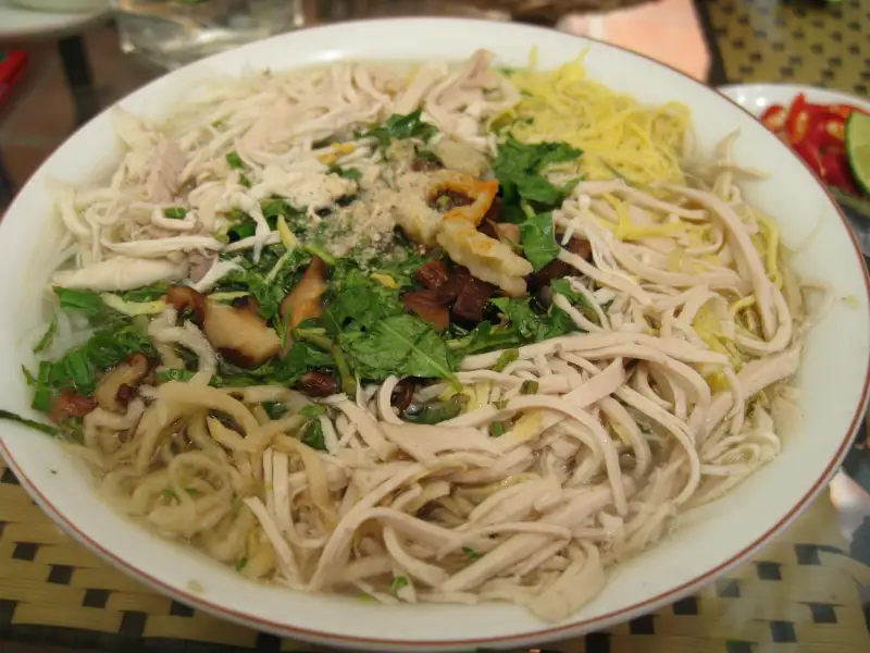 Bun thang, de traditionele Vietnamese soep met kip en garnalen